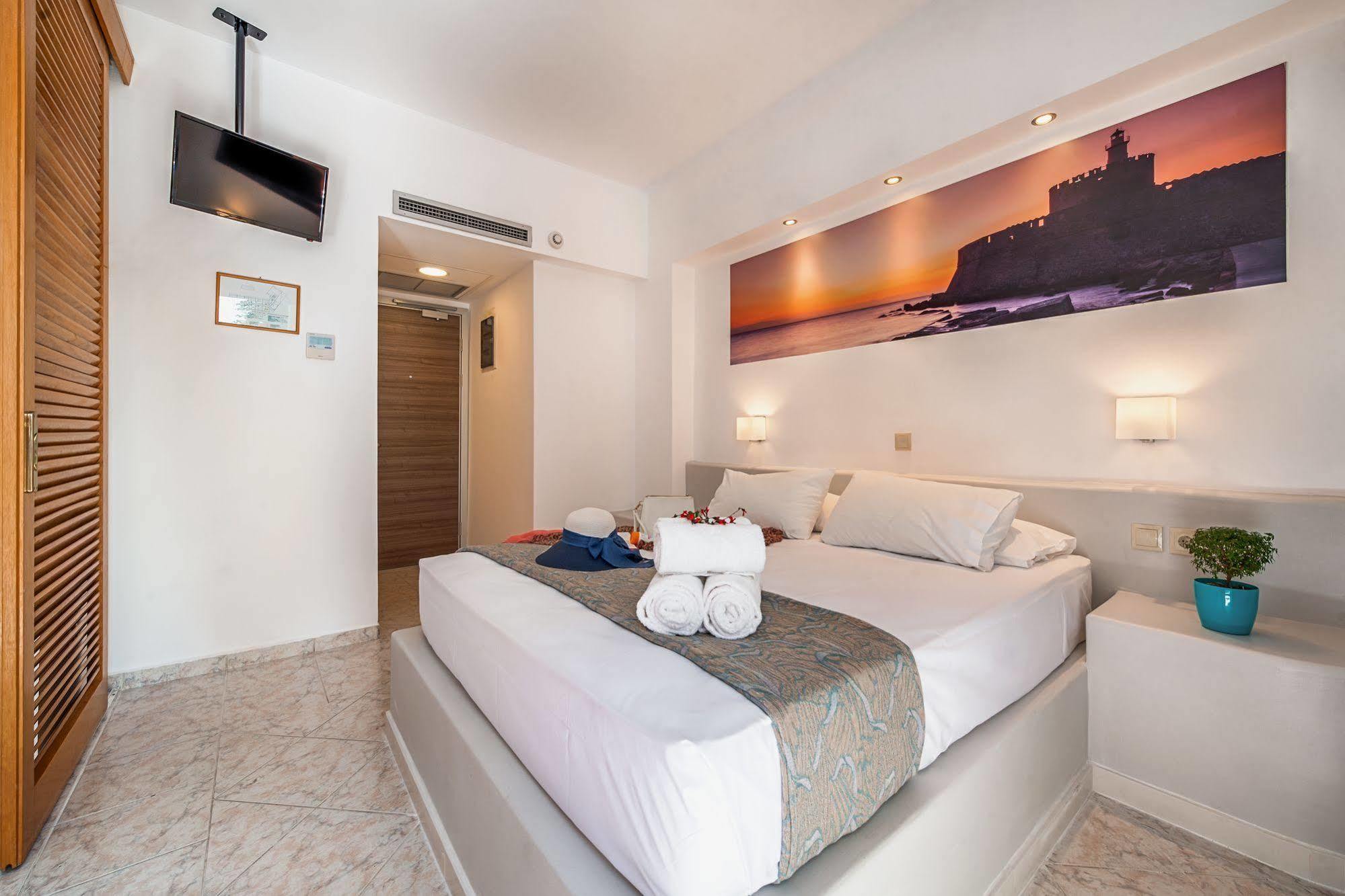 Esperia Hotel 3*